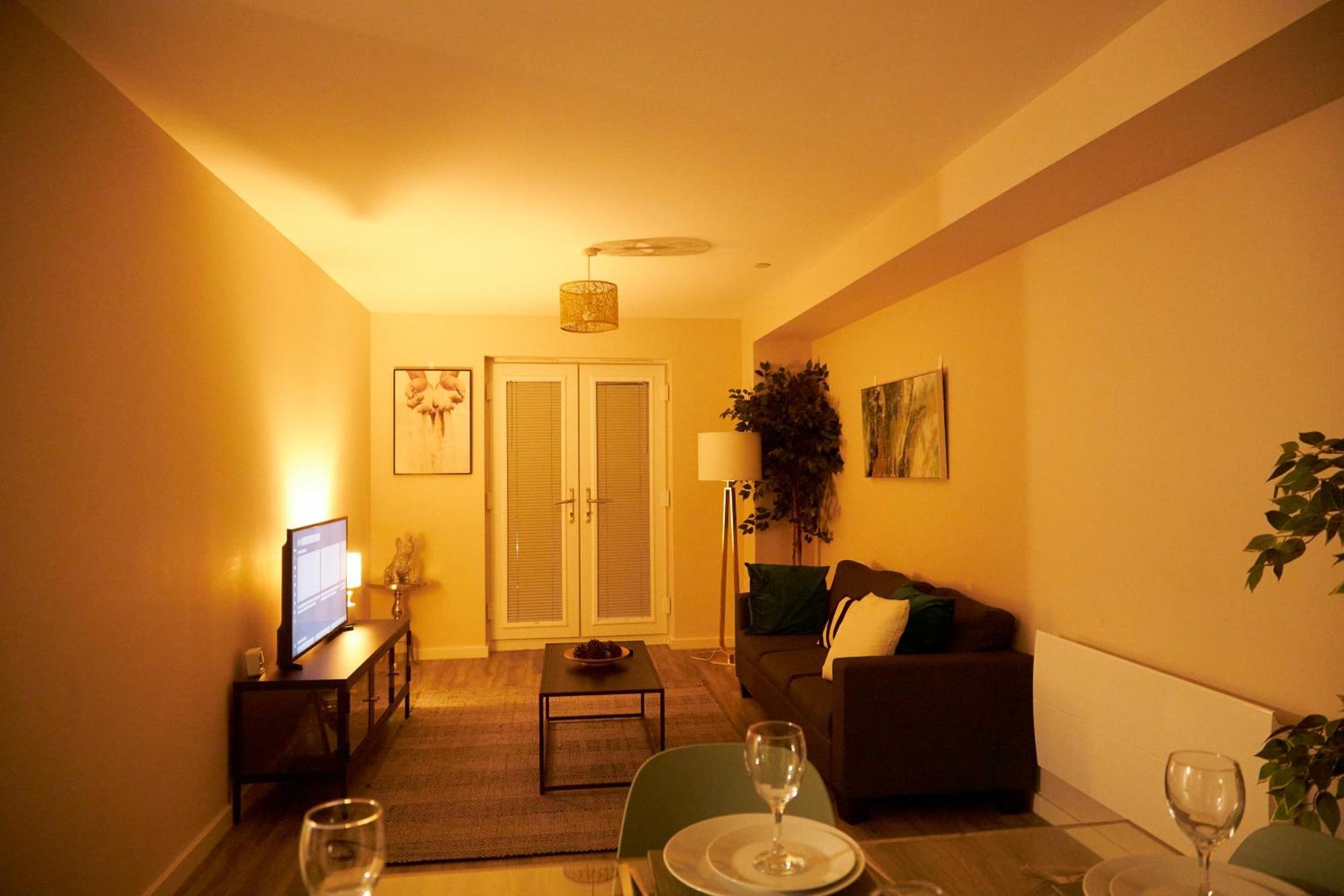 Deluxe And Cozy Two Bedroom With 1 Bathroom And Open Balcony Manchester Exterior foto